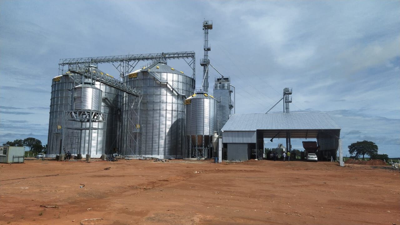 Sistema de automação industrial moderno com painéis de controle e sensores inteligentes para silos e fábricas