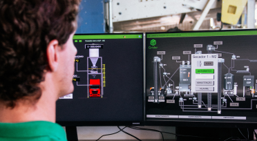 Sistema de automação industrial com painéis SCADA, sensores inteligentes e controle remoto para fábricas