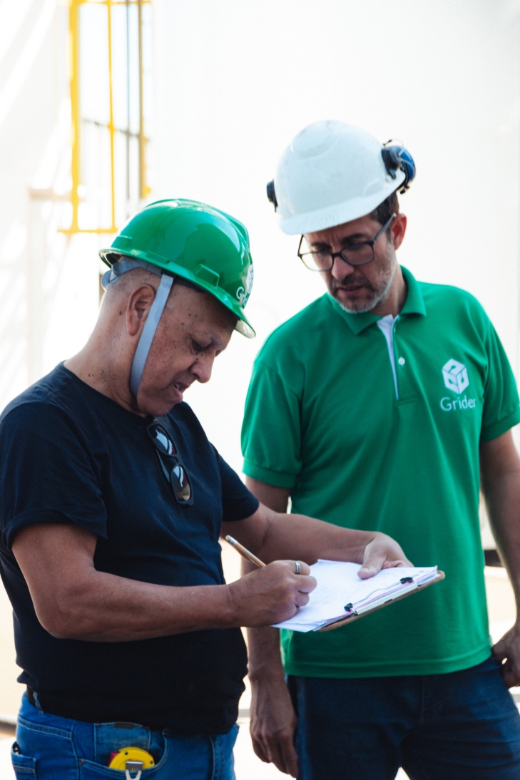 Equipe de consultoria industrial especializada analisando processos e otimização de fábricas